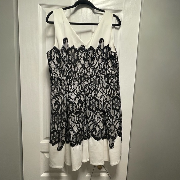 Gorgeous white Le Château dress with black lace overlay. Size XXL. - Picture 2 of 4